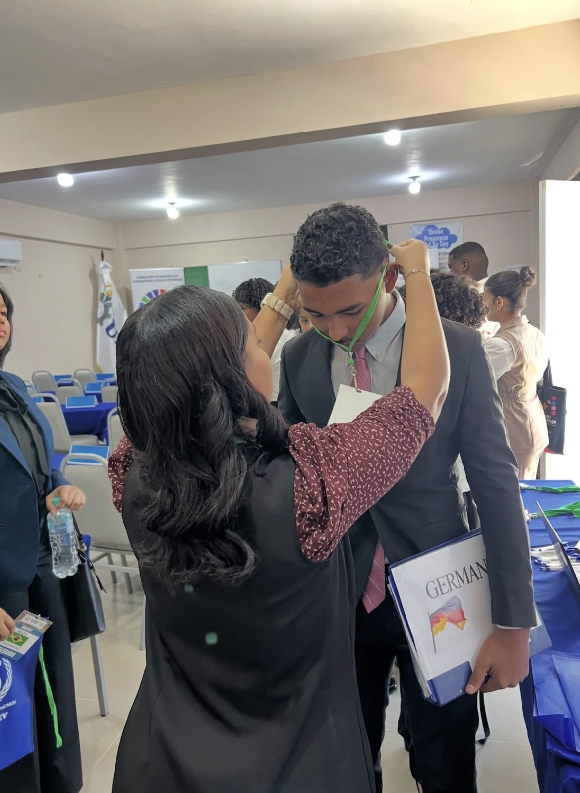 Entrega de credenciales a un delegado durante Quisqueya International MUN