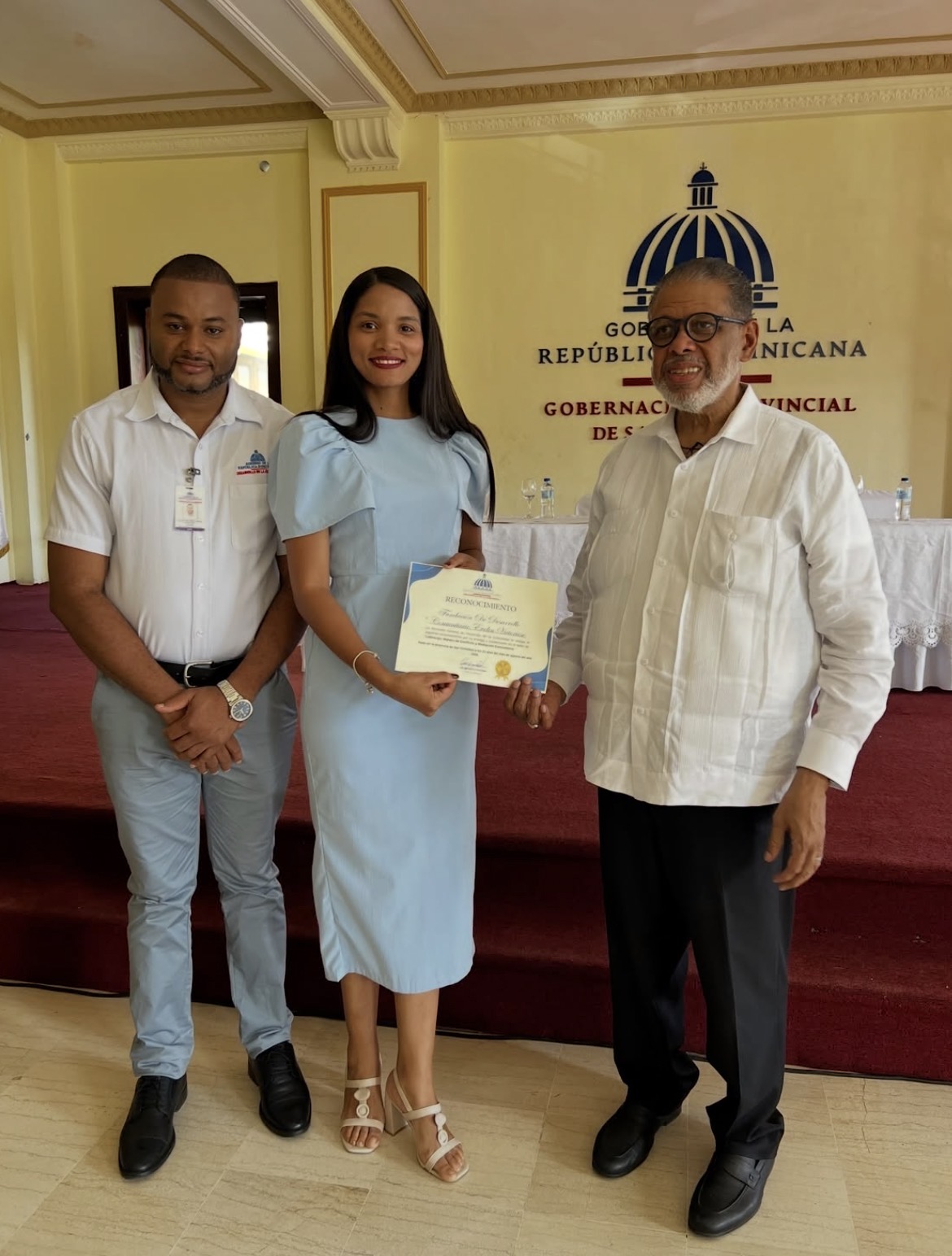 Evelin Victoriano recibiendo un reconocimiento de la Gobernación Provincial