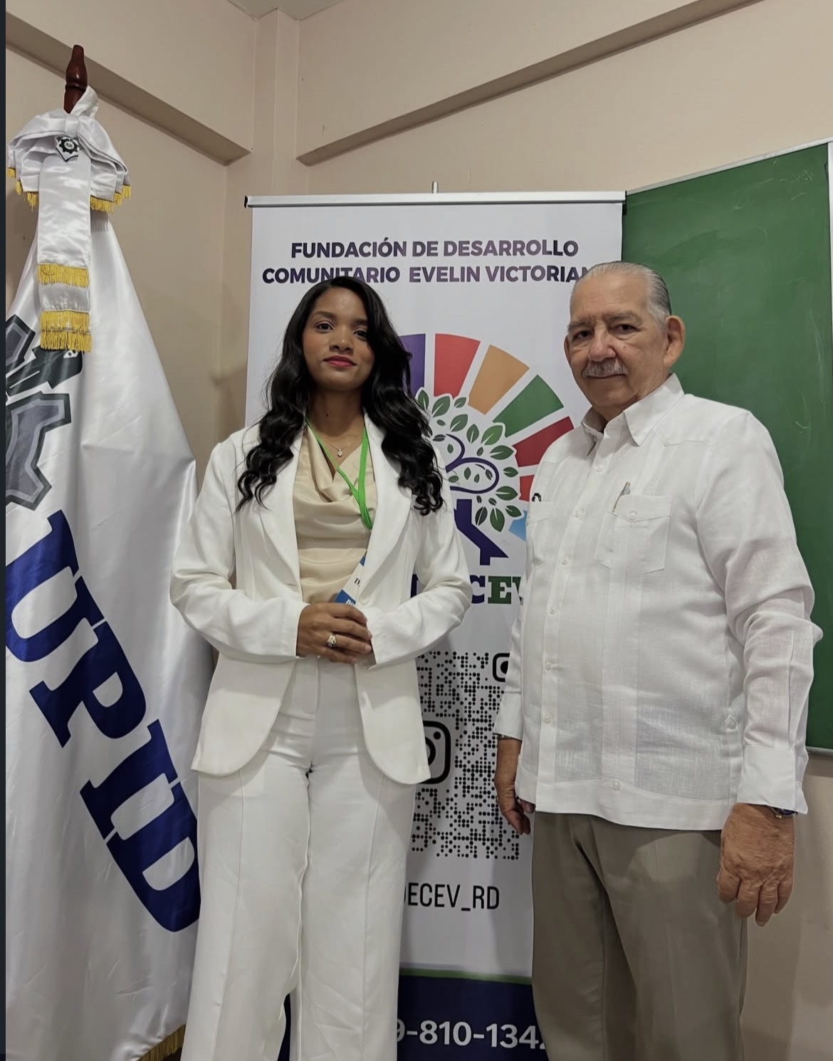 Evelin Victoriano junto al banner institucional de FUNDECEV